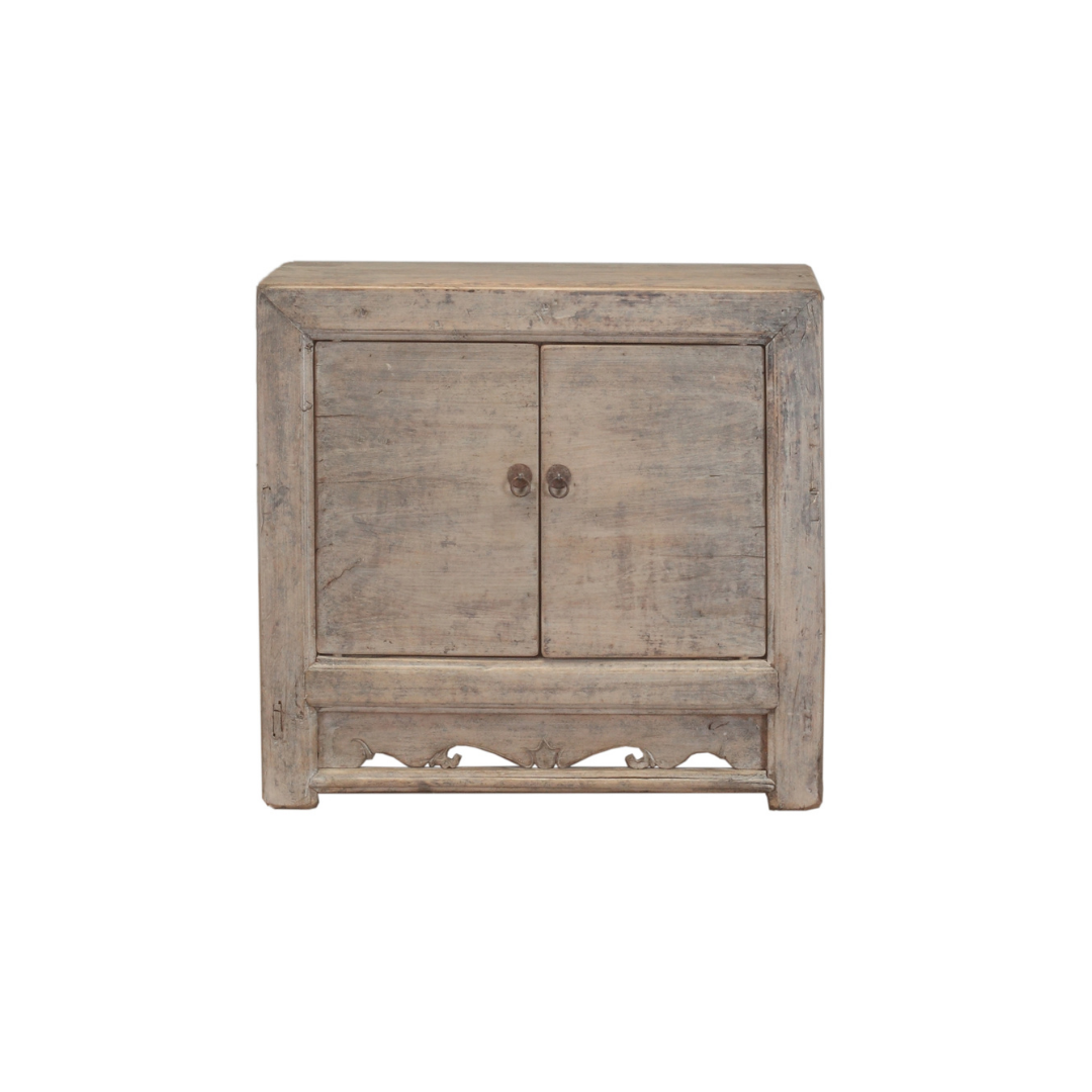 91•40•87 cms. SIDEBOARD